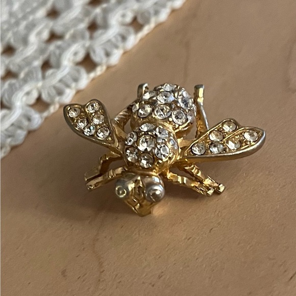 Jewelry - Vintage Bee Brooch